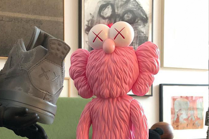 KAWS 意外釋出全新「粉紅色」BFF 公仔！？