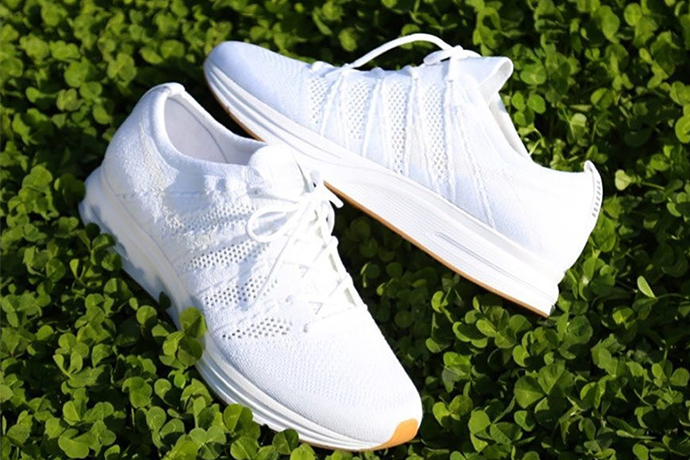 春夏百搭鞋款有著落了！紅遍全球的 Nike Flyknit Trainer 總算推出「全白」版本