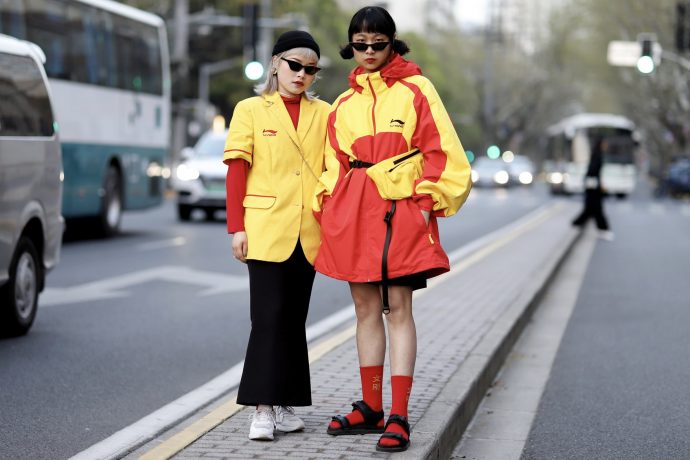 中國品牌崛起？上海時裝周街拍驚見多個潮人著用「李寧」出鏡