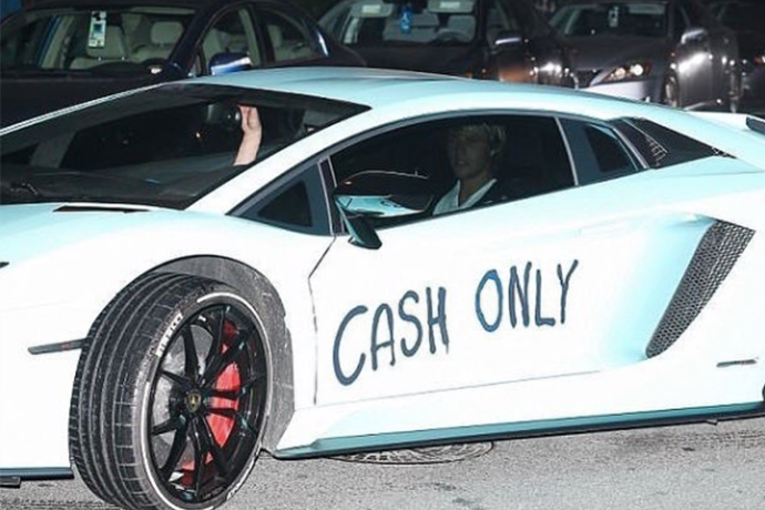 小賈又在搞哪齣？竟在座駕藍寶堅尼車門上寫下：「CASH ONLY」
