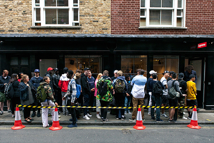 再售商 GG？倫敦警方開始取締在 Supreme 門外轉賣商品的「違法」人士！