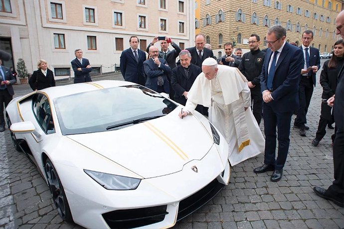 羅馬教宗方濟各親筆簽名藍寶堅尼小牛「天價」交車！
