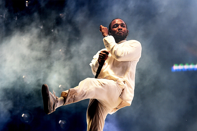 Kendrick Lamar 邀請白人粉絲上台合唱，卻因為狂唱到「尼哥」這個字惹惱觀眾