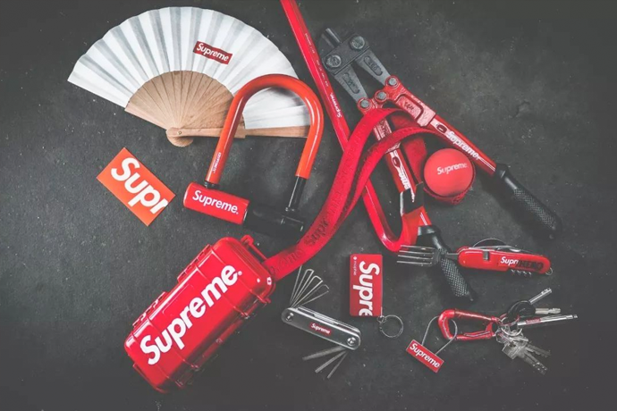 只有 14 歲，這位台灣國中生卻有著最狠的 Supreme 單品