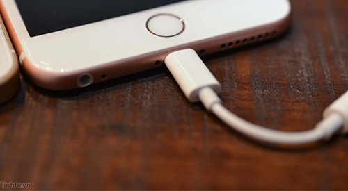 買 iPhone XS 前要注意！Apple 將不再「免費」提供 3.5mm 插孔轉接頭