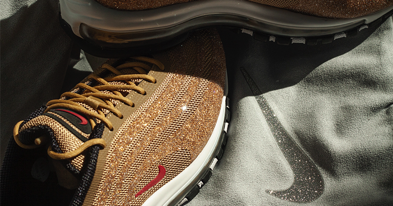 50,000 顆水晶閃耀加持！Nike 攜手施華洛世奇推出 Air Max 97 “Metallic Gold” 晶鑽鞋款！