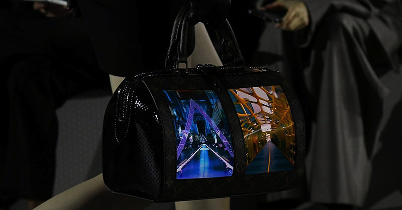 再次突破極限！Louis Vuitton 最新包款竟裝上 OLED 螢幕，難道靈感來自「天線寶寶」？