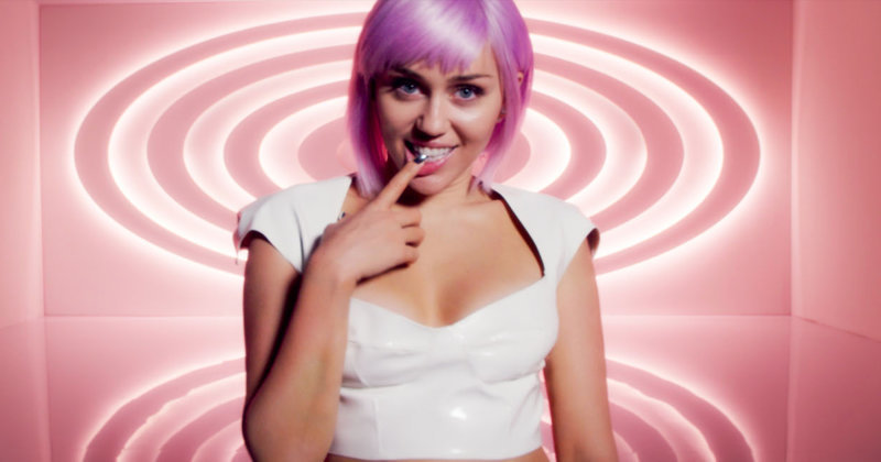 Miley Cyrus《黑鏡》身分 Ashley O 成真，新歌上架應該算是 Miley「feat. Netflix」？！