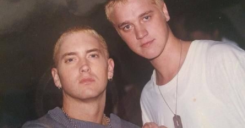這位到底是何方神聖？阿姆 Eminem 向外公佈電話號碼請他傳訊息給自己！