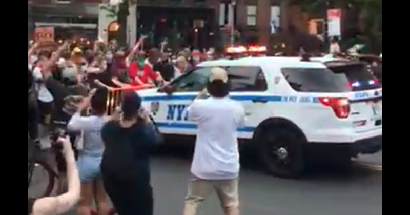 警察執法不當再一發！紐約警車竟猛踩油門衝撞示威群眾！
