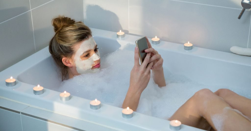 科技警世事件！即使防水也不允許任一疏忽，一名女子意外將 iPhone 滑落浴缸慘觸電身亡！