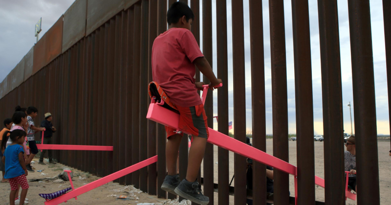 首創跨國界的藝術鉅作！美國與墨西哥之間的橋樑意象，「Teeter-Totter Wall」蹺蹺板獲 2020 年度設計大獎