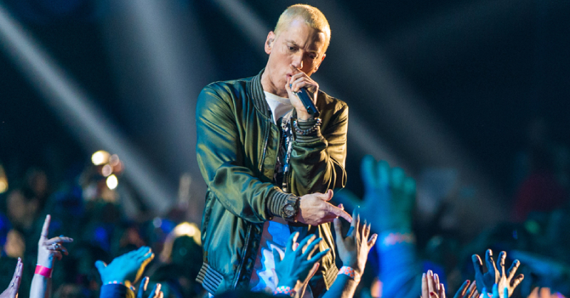 普天同慶！Eminem《Curtain Call》成為首張在 Billboard 200 上「待滿整整十年」的嘻哈專輯！