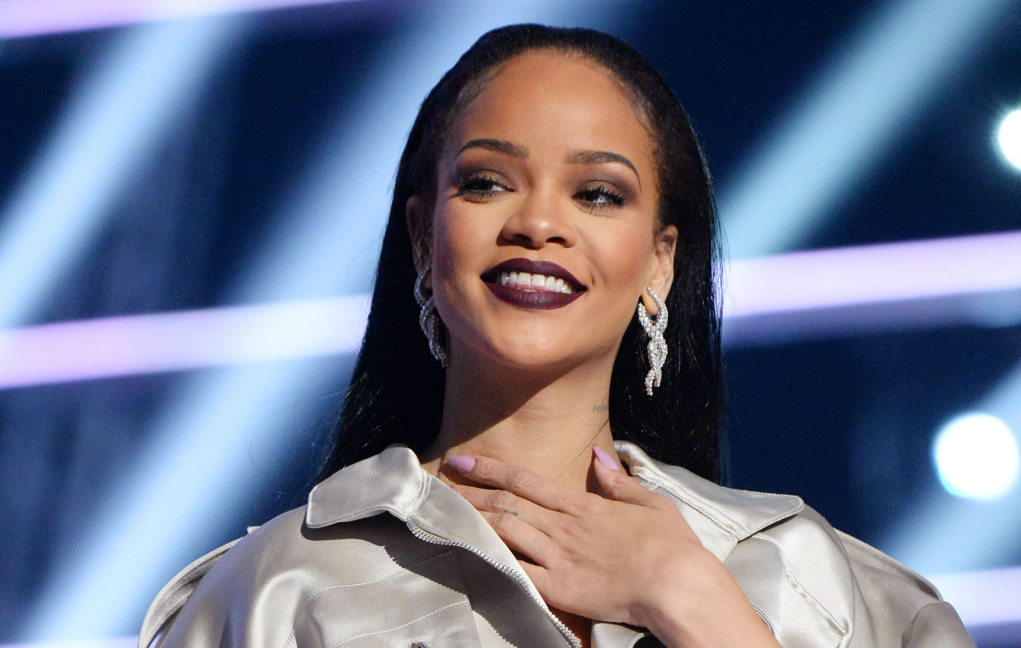 最有錢的女音樂人沒有之一！娜娜姐 Rihanna 晉升「億萬富翁」俱樂部，靠的卻不是自己的音樂事業？！