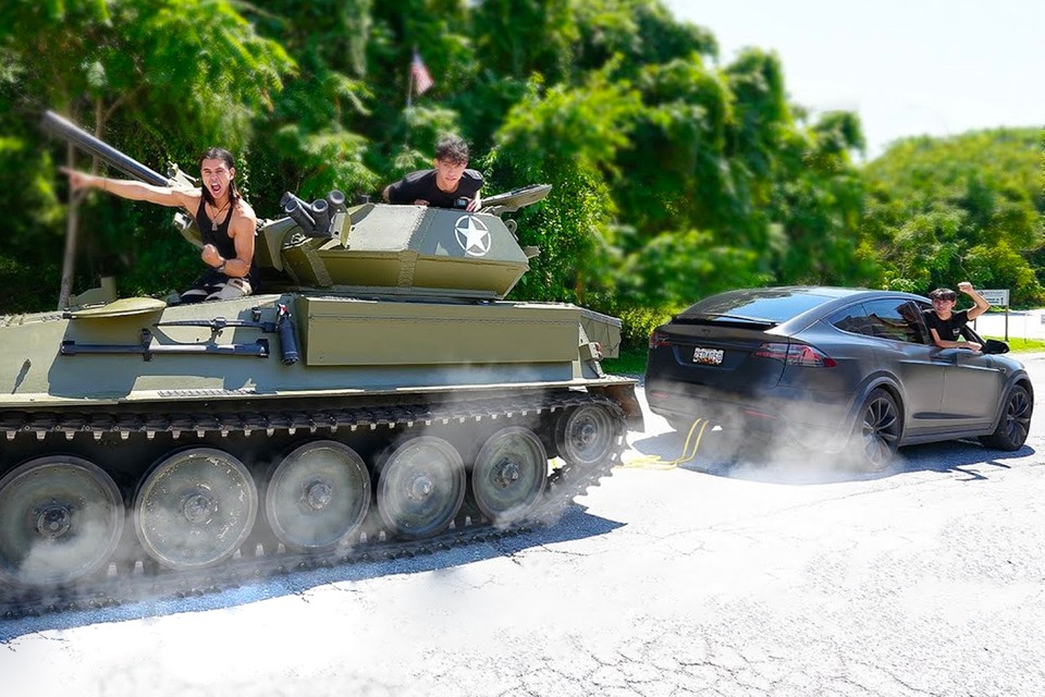 拉力大對抗！外國 YouTuber 直接找來坦克單挑 Model X，世界拉力最重電動車能否保住面子？！