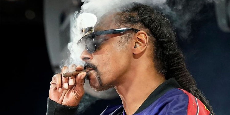 狗叔這用量不會暴斃嗎？Snoop Dogg 捲菸師透露他每天要用「這麼多」大麻！