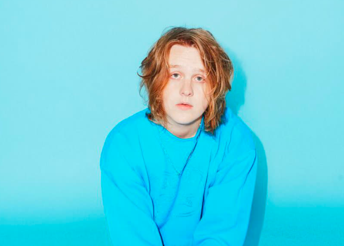 Lewis Capaldi 表演途中「妥瑞氏症」發作，粉絲暖心反應以表支持，未來巡演也將喊卡